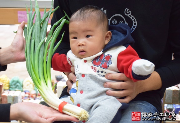 剃胎毛、滿月剃頭、嬰兒剃頭、嬰兒理髮、嬰兒剃髮、嬰兒剃胎毛、嬰兒滿月剃頭、寶寶剃頭、剃胎毛儀式、剃胎毛吉祥話、滿月剃頭儀式、滿月剃頭吉祥話、寶寶剃胎毛、寶寶滿月剃頭理髮、新北永和區剃胎毛、新北永和區滿月剃頭、新北永和區嬰兒剃頭剃胎毛、新北永和區嬰兒理髮、新北永和區嬰兒剃髮、吳寶寶(新北永和區嬰兒寶寶滿月剃頭理髮、免費嬰兒剃胎毛儀式吉祥話)。中國風會場，爸媽寶貝免費穿「日中韓」古裝禮服。專業拍照、DVD光碟、證書。★購買「臍帶章、肚臍章、胎毛筆刷印章」贈送：剃頭、收涎、抓周，三選一。2016.01.31 照片11